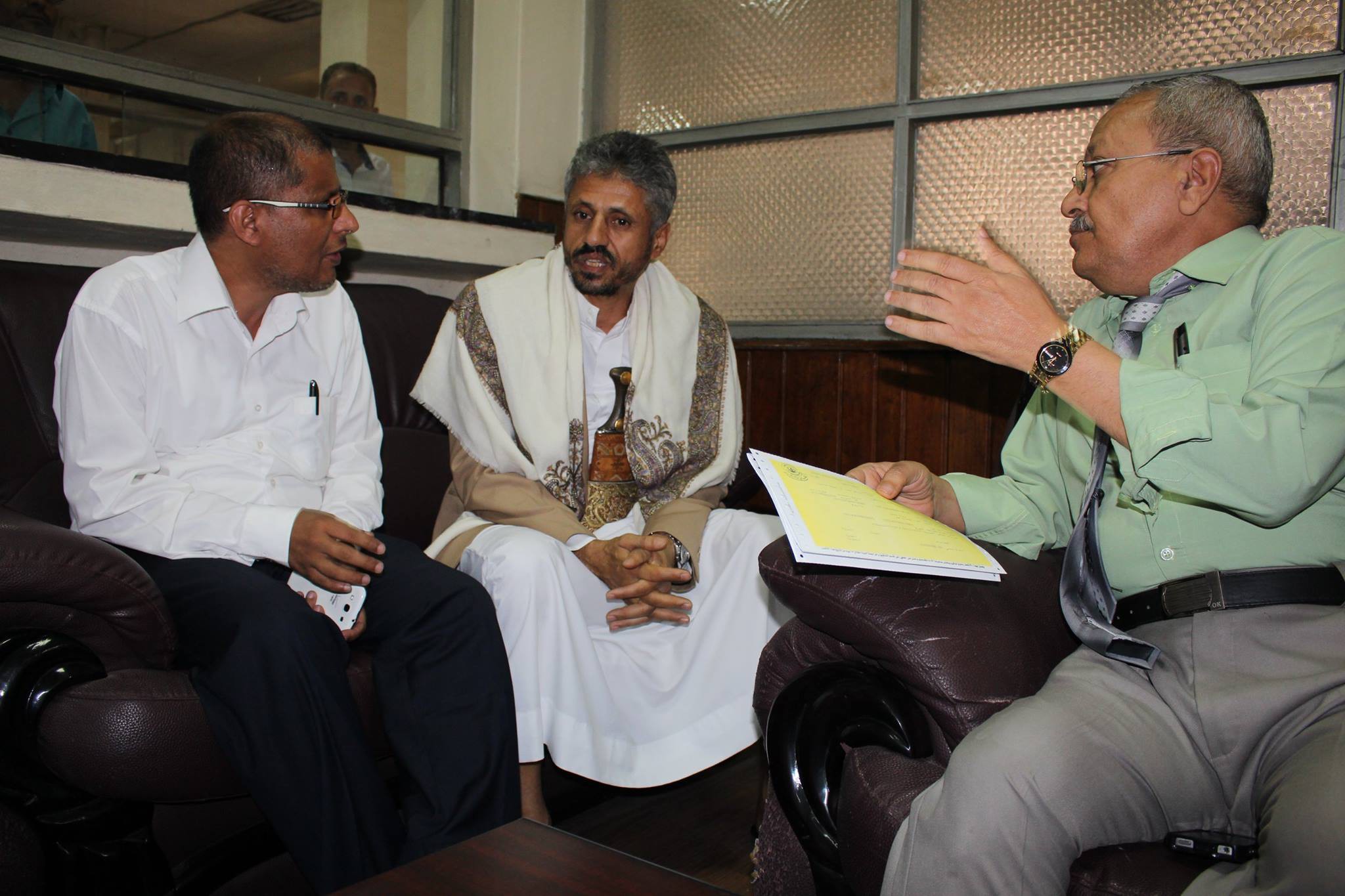 قائد المقاومة في تعز يزور البنوك والمؤسسات المصرفية بتعز (صور)