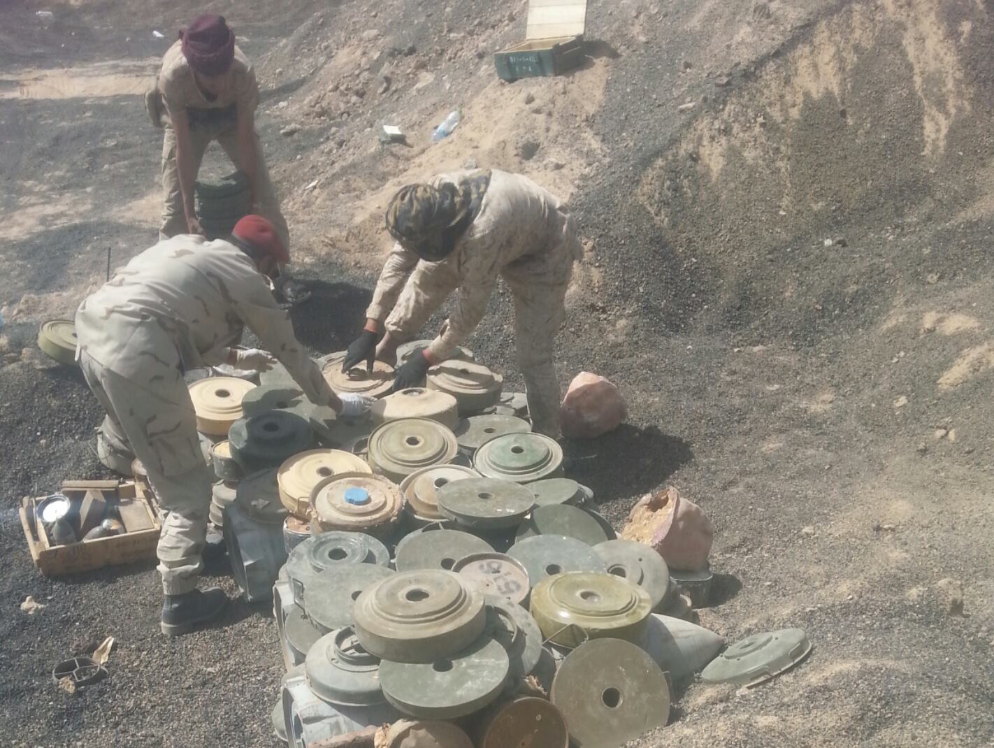 شاهد ألغام خطيرة كشفت عنها عمليات الإزالة في مأرب