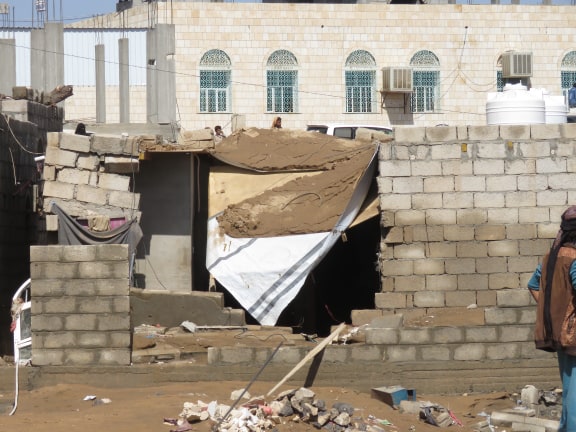 شاهد صور .. آثار الدمار الذي ألحقته سيول الأمطار بمنازل ومخيمات النازحين في مأرب