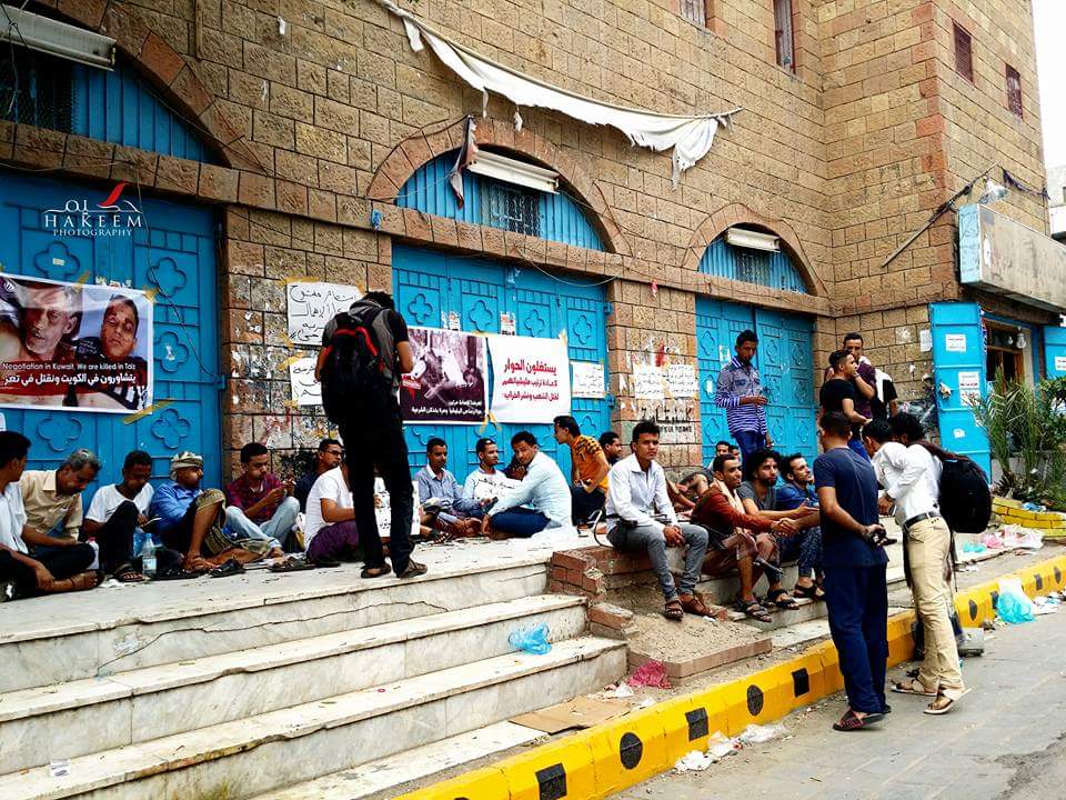 جرحى تعز يتظاهرون مطالبين بإنصافهم