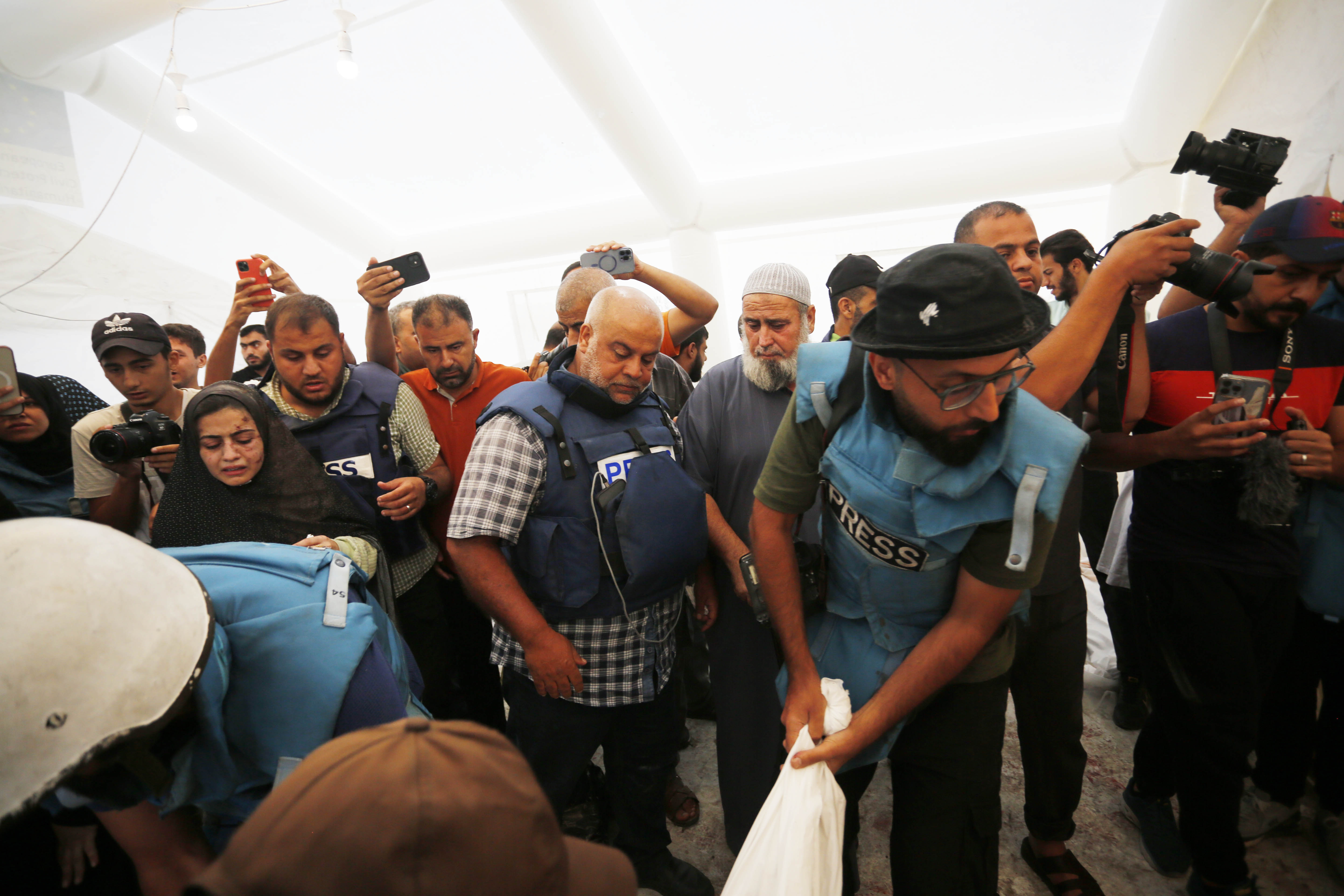 شاهد اللحظات الأخيرة لتوديع وائل الدحدوح عائلته في غزة