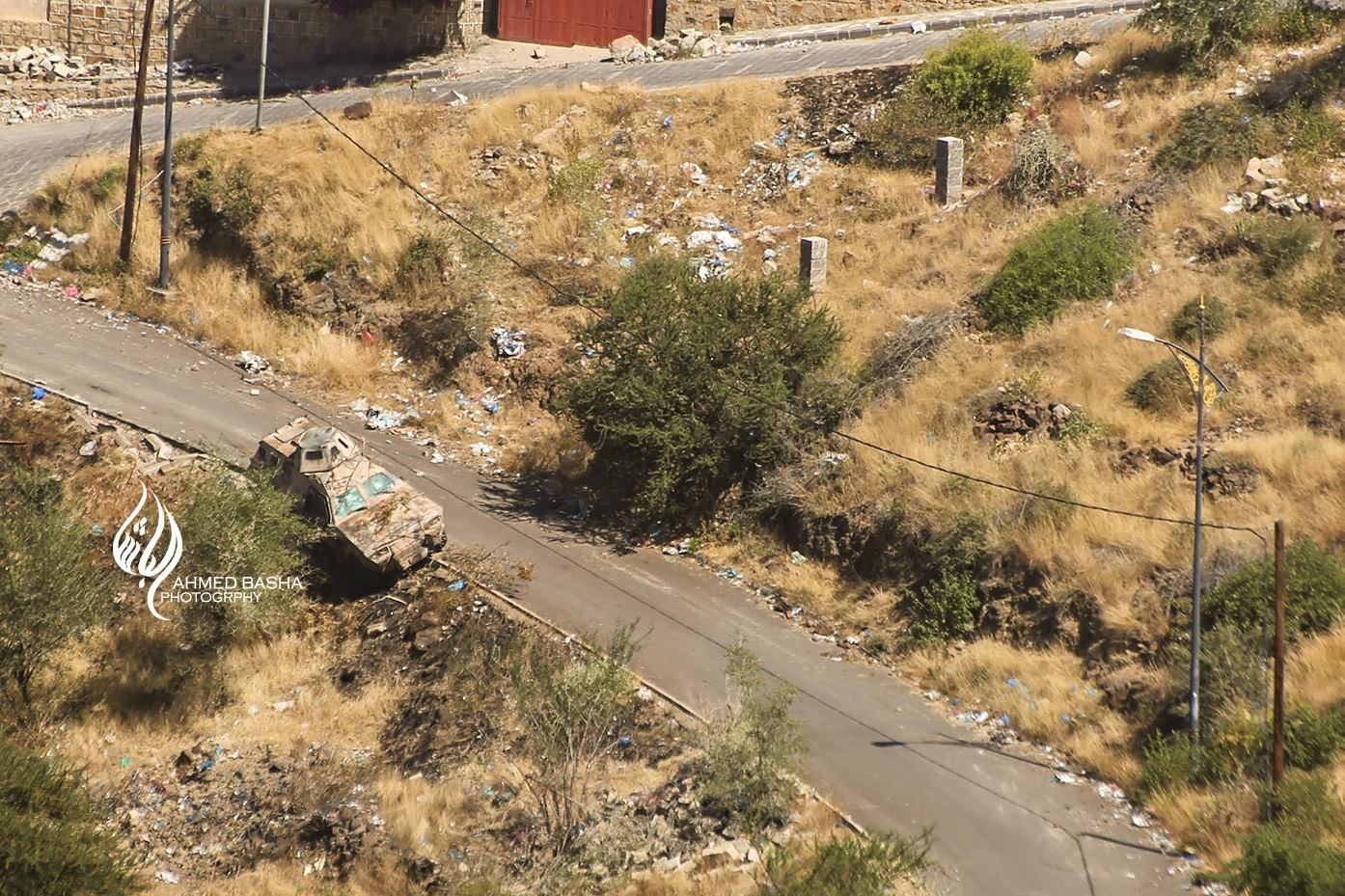 مدرعة تابعة للحوثيين تم اعطابها في صالة بعد استهدافها من قبل ابطال المقاومة الشعبية