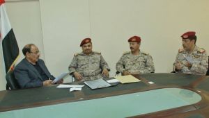 "الأحمر" يطلع على جهود إعادة تشغيل القطاعات النفطية وعلى أداء مختلف الوحدات العسكرية