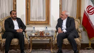 ظريف خلال لقائه ناطق الحوثيين: الحل السياسي هو الوحيد للأزمة اليمنية