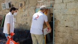 الهلال الأحمر التركي يدشن توزيع سلال غذائية باليمن