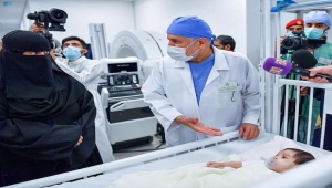 استقرار حالة الطفلة اليمنية عائشة بعد عملية فصل التوأم السيامي بالرياض