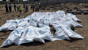 قصة يمني يقوم بمهمة انتشال جثث قتلى الحرب في مأرب