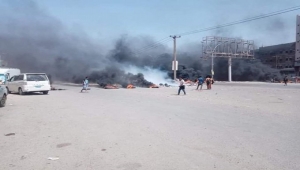 احتجاجات غاضبة في عدن والمكلا تنديدا بانيهار الاقتصاد