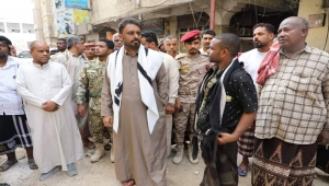 بن حبريش يتفقد منزلا تعرض للإنهيار بالمكلا ويوجه بتقديم مساعدة مالية عاجلة