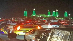 صنعاء.. الحوثيون يُمزقون العلم الوطني وسط استياء وغضب واسع