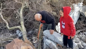 الحطاب يظهر مجددا.. رحلة البحث عن الدفء تحت الأنقاض في غزة