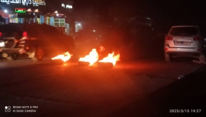 أبناء المكلا يقطعون شوارع المكلا رفضا لزيارة الزبيدي لحضرموت "فيديو"