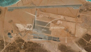 مهبط طائرات غامض في باب المندب يبدو جاهزًا.. هل تستخدمه واشنطن لردع الحوثيين؟ (ترجمة خاصة)