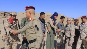 الوكيل عمر الكامل يزور أبطال محور إب في جبهات القتال بمأرب ويشيد بصمودهم