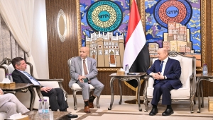 خلال لقائه السفير الأمريكي.. العليمي: إنهاء خطر الحوثيين على الملاحة مرهون باستعادة الدولة اليمنية