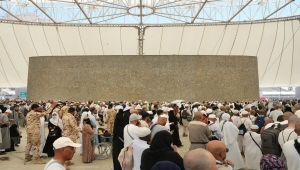 حُجاج بيت الله الحرام يرمون الجمرات الثلاث في ثاني أيام التشريق