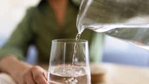 بينها الماء.. 5 مشروبات تساعدك على التخلص من الانتفاخ