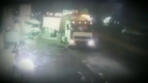 الحديدة.. مواطن ينهي حياته بشكل مأساوي بعد أن ألقى بنفسه تحت إطار شاحنة "فيديو"