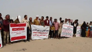 عدن.. وقفة احتجاجية لملاك أراضي منطقة غرب "بير أحمد" تنديدا بمحاولة مصادرة أراضيهم