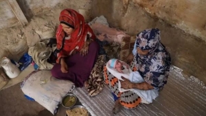 "كل يوم أخشى أن أفقد طفلي".. معاناة الفتيات مع الإجهاض في مخيمات تعز