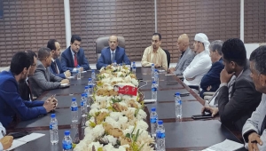المحافظ المعبقي يناقش آلية تمويل وتنظيم الإستيراد مع مسؤولي البنوك اليمنية