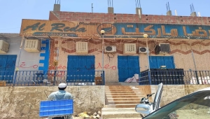 سلطات تريم تُغلق عددًا من المحلات التجارية لعدم التزامها بتخفيض الأسعار