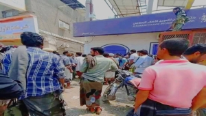 احتجاجات شعبية تغلق محلات الصرافة في عدن ولحج رداً على التلاعب بأسعار الصرف