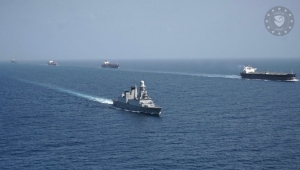فرقاطة إيطالية تؤمن مرور سفن تجارية في البحر الأحمر