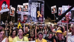 احتجاجات أمام مقر "الليكود" وقرب وزارة الدفاع بتل أبيب للمطالبة بصفقة