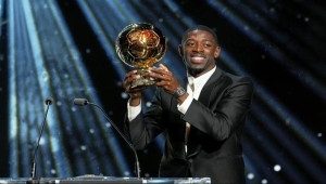 الفرنسي ديمبلي يتوج بالكرة الذهبية للعام 2025