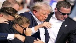 ترامب ينجو في اللحظات الأخيرة من محاولة اغتيال أثناء صعوده سُلّم الطائرة