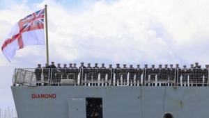 البحرية الأمريكية تمنح وسام التميز لطاقم مدمرة بريطانية لدوره باعتراض مُسيّرات الحوثيين في البحر الأحمر