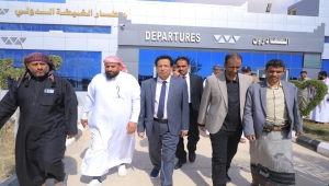 محافظ المهرة يكشف خطوط رحلات طيران جديدة داخل اليمن وتسلم درع الوطن للمعسكرات