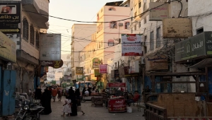 تقرير لرويترز: السعودية تنشر الأموال والنفوذ في اليمن بعد إقصاء الإمارات (ترجمة خاصة)