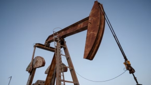 النفط يرتفع بعد دعوة أمريكا السفن المبحرة قرب إيران لتوخي الحذر