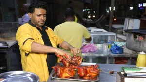 طباخ يمني في الصومال يحافظ على نكهات الوطن رغم النزوح