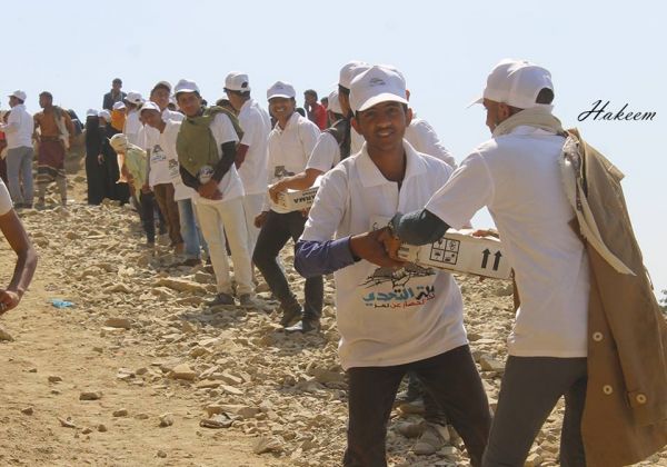 شاهد بالصور .. سلسلة بشرية عبر جبل صبر لنقل الدواء للمحاصرين داخل المدينة