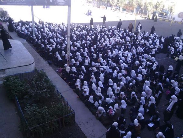 نتيجة بدء موسم البرد.. سلطات الحوثيين تعلن تأخير موعد طابور الصباح إلى الثامنة صباحاً