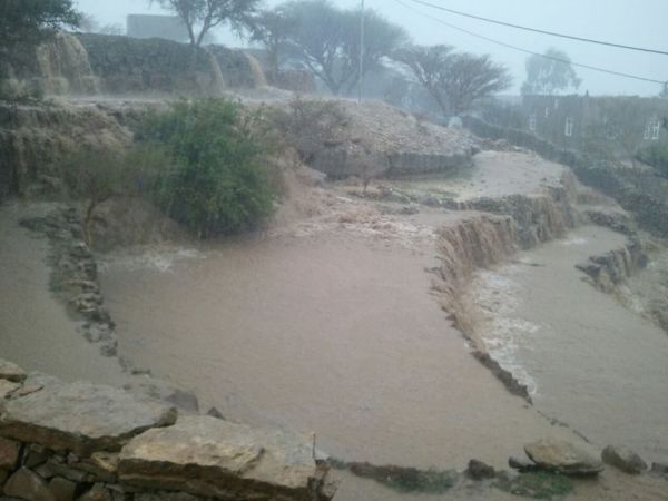 16 قتيلا ومفقودين في انهيارات صخرية وسيول جارفة في حجة وعمران (صور)