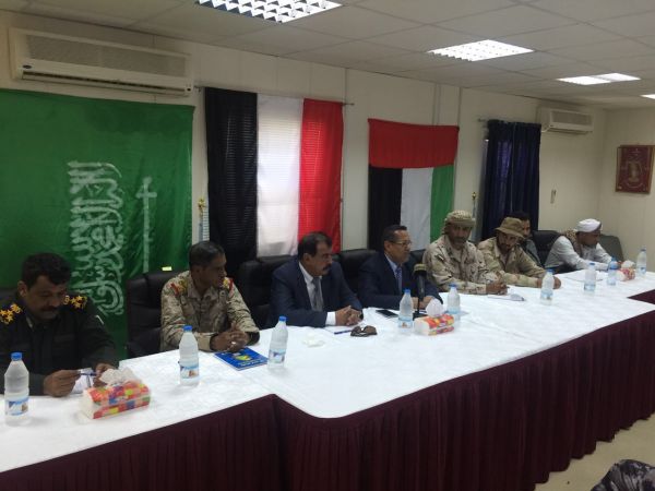 رئيس الوزراء يصل إلى المكلا ويعقد أول اجتماع بقيادات المحافظة وقوات الجيش بحضرموت