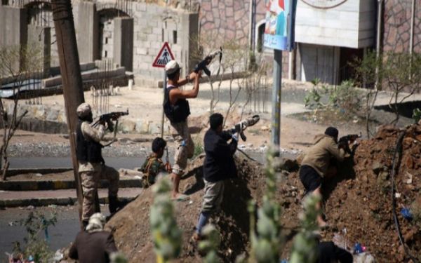 قائد العمليات العسكرية بتعز لـ(الموقع بوست): لا خوف على اللواء 35 وهجمات الانقلابيين لرفع معنويات عناصرهم