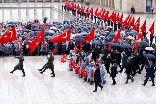 شاهدا صورا للطلاب الاتراك وهم في مقاعد مناصب حكومية (صور)