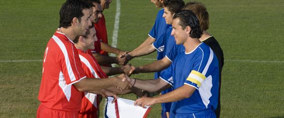 75 كيلوغراماً من الجمبري .. وثلاجة آيس كريم.. أغرب العروض لانتقال لاعبي كرة القدم بين الأندية