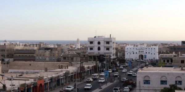 حضرموت.. إنتشار أمني وعسكري مكثف شرق مدينة الشحر والأهالي يطالبون بالتوضيح