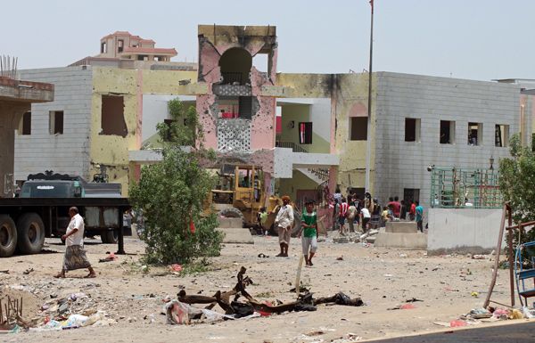 عدن .. القبض على شخص فجّر قنبلة صوتية في بوابة مستشفى الجمهورية