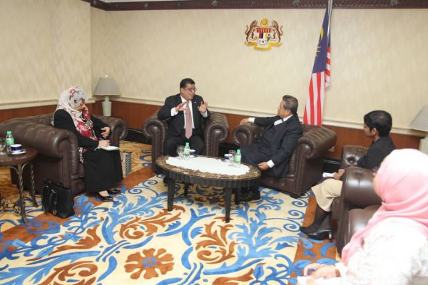 باحميد يبحث مع رئيس مجلس النواب الماليزي مستجدات الأوضاع باليمن