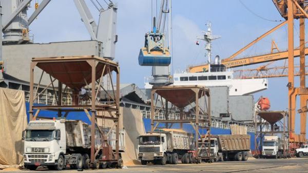 الأمم المتحدة تصعد بهدوء تفتيش سفن المساعدات لليمن