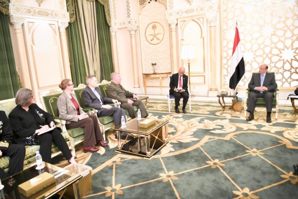 هادي يبحث مع قائد القيادة المركزية الأمريكية محاربة الإرهاب والتدخلات الإيرانية في اليمن
