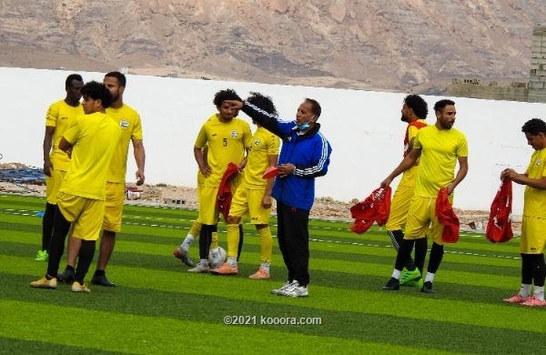 المنتخب اليمني يبدأ تدريباته في معسكر بالسعودية بعد تعافي رئيس البعثة
