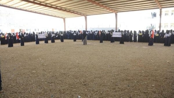 وقفة احتجاجية نسائية تنديدا بالصمت الدولي على جرائم الحوثيين بحق المدنيين في مأرب